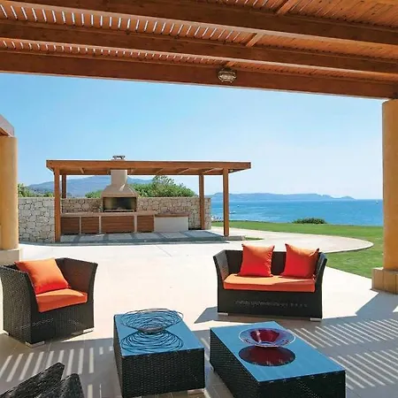Villa Sleeps 6 Air Con Wifi *