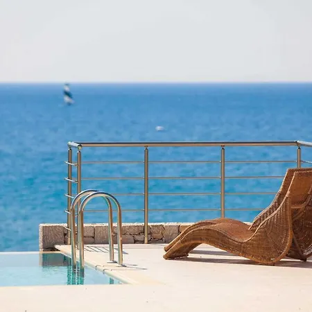Sleeps 6 Air Con Wifi Villa