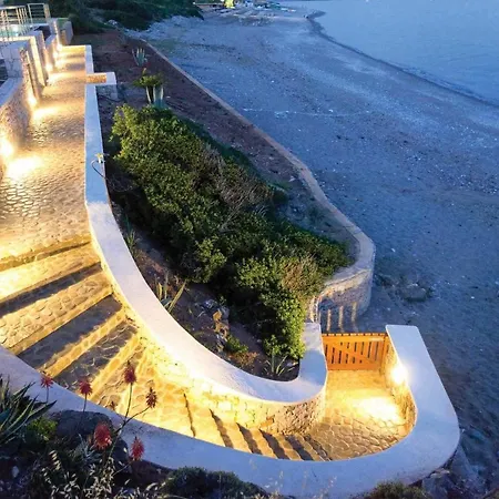 Sleeps 6 Air Con Wifi Villa