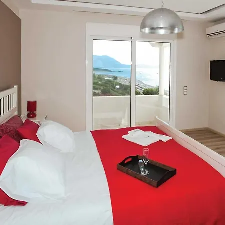 Sleeps 6 Air Con Wifi Villa